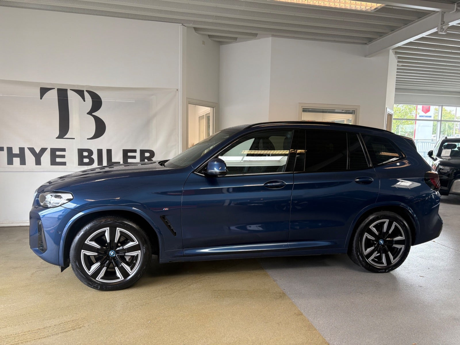 Blå BMW iX3 fra 2023