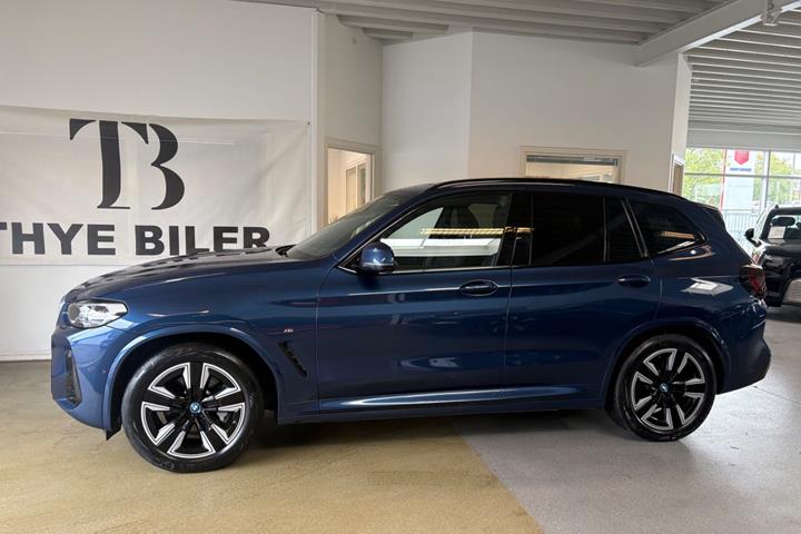 Blå BMW iX3 fra 2023