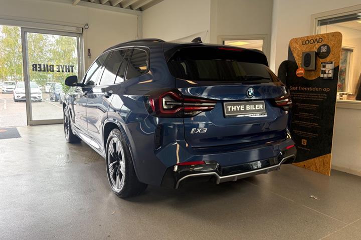 Blå BMW iX3 fra 2023