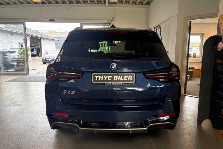 Blå BMW iX3 fra 2023
