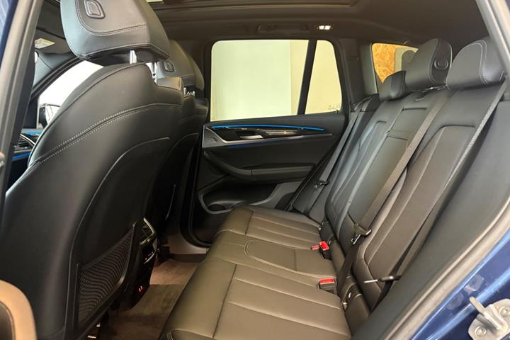 Blå BMW iX3 fra 2023