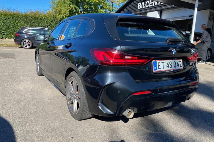 Sort BMW 118i fra 2020