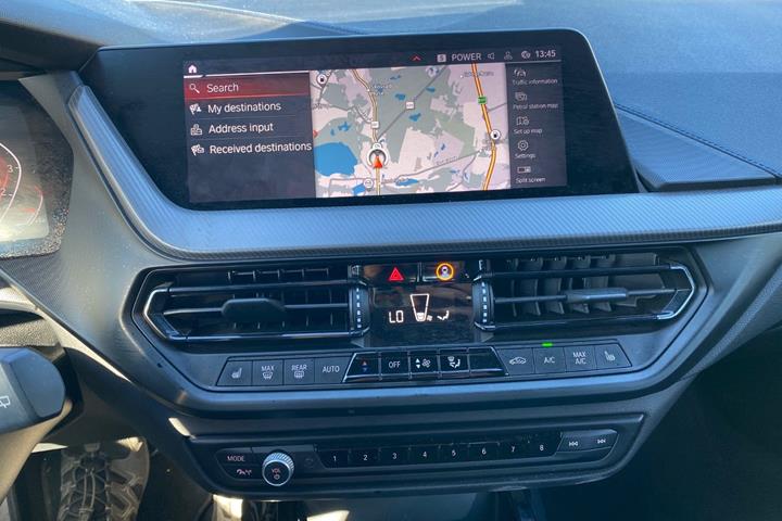 Sort BMW 118i fra 2020