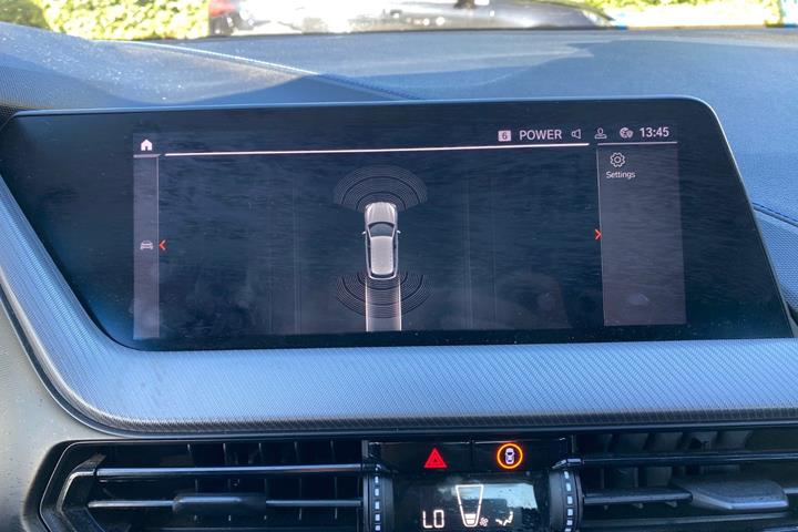 Sort BMW 118i fra 2020
