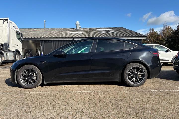 Sort Tesla Model 3 fra 2021