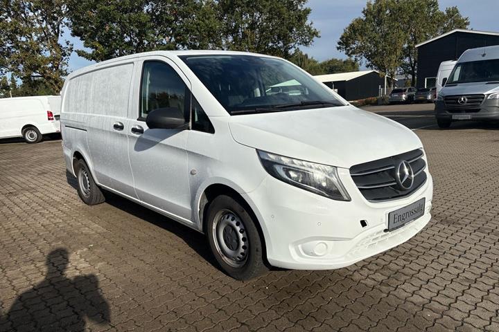 Hvid Mercedes Vito 114 fra 2022