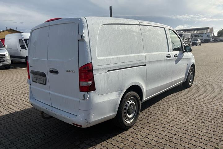 Hvid Mercedes Vito 114 fra 2022