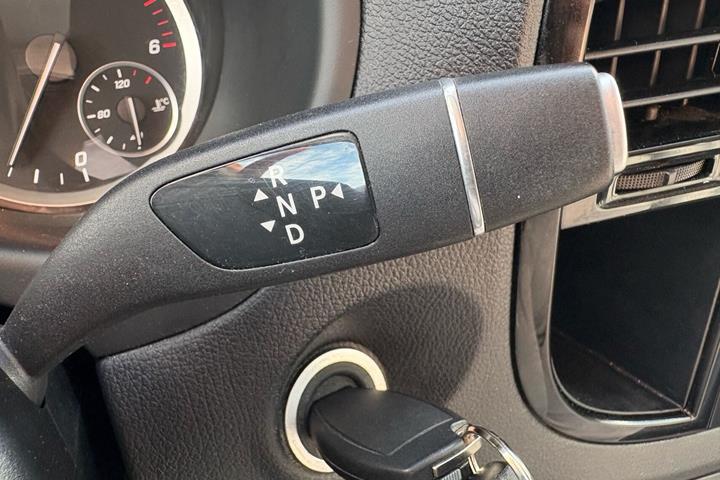 Hvid Mercedes Vito 114 fra 2022