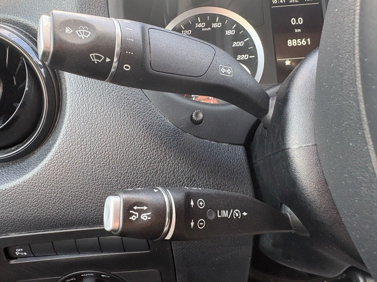 Hvid Mercedes Vito 114 fra 2022