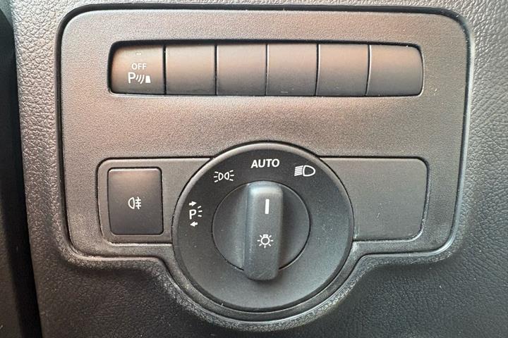 Hvid Mercedes Vito 114 fra 2022