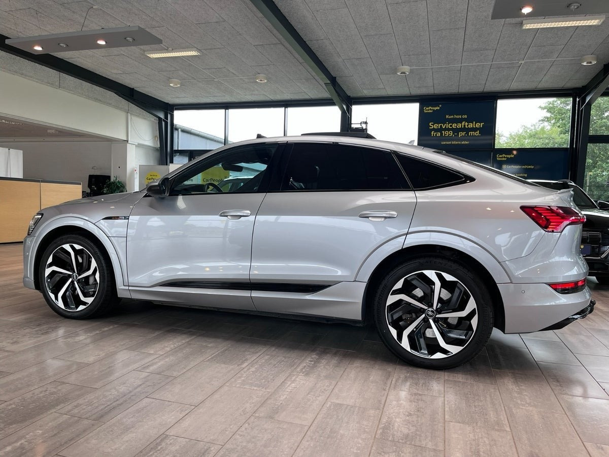 Sølv Audi e-tron fra 2023