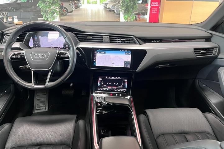 Sølv Audi e-tron fra 2023