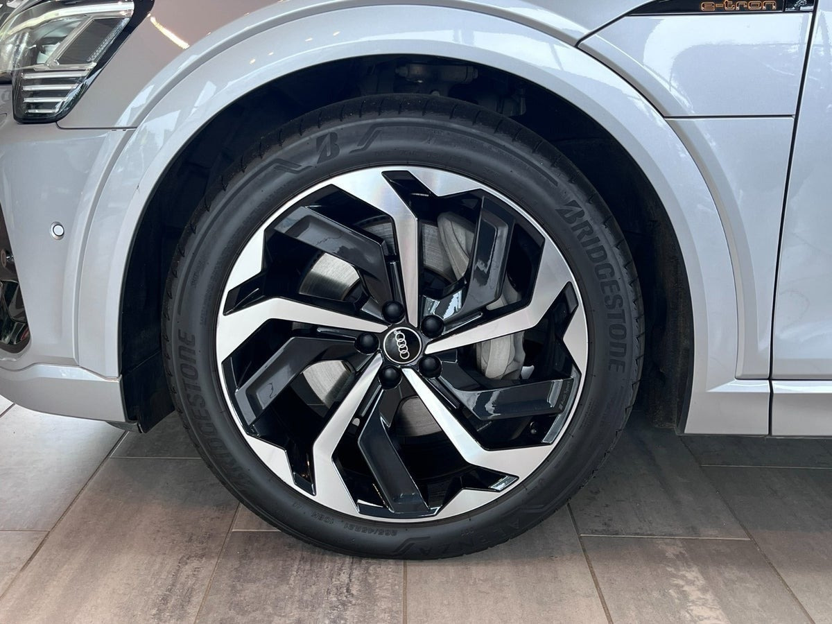 Sølv Audi e-tron fra 2023