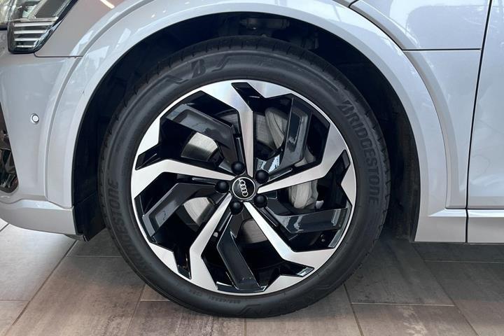 Sølv Audi e-tron fra 2023