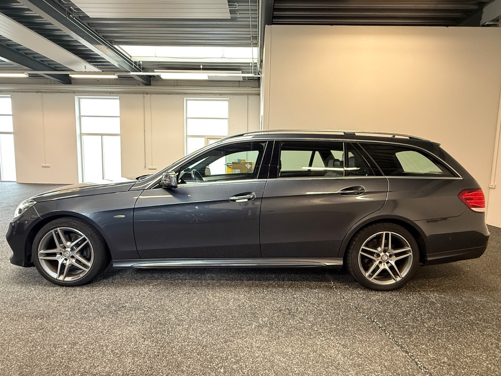 Grå Mercedes E220 fra 2015