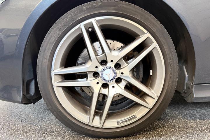 Grå Mercedes E220 fra 2015