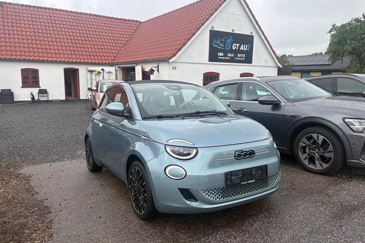 Blå Fiat 500e fra 2022