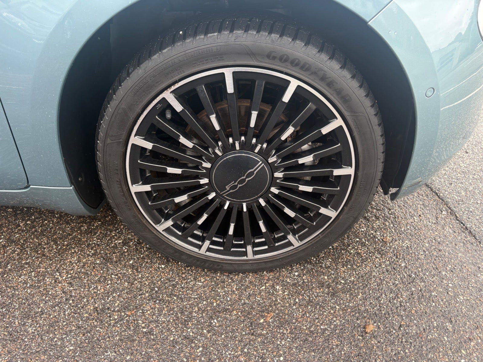 Blå Fiat 500e fra 2022