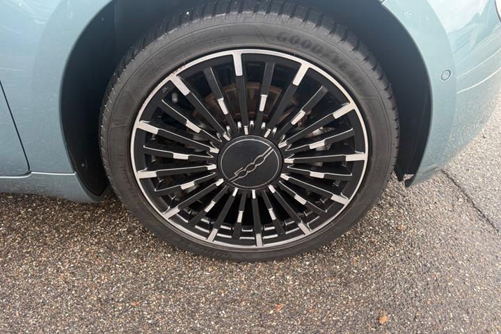 Blå Fiat 500e fra 2022