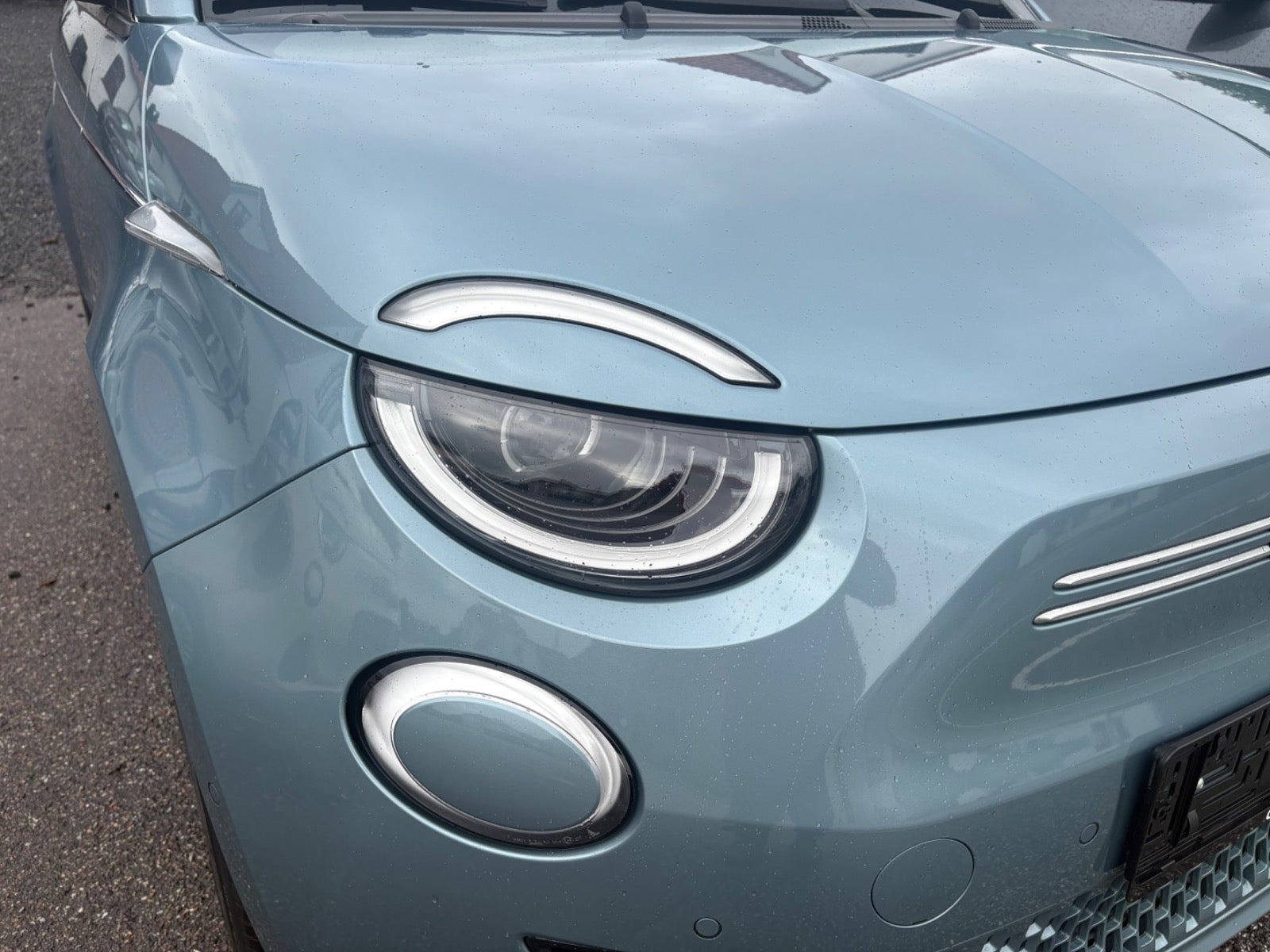 Blå Fiat 500e fra 2022
