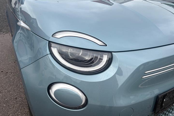 Blå Fiat 500e fra 2022