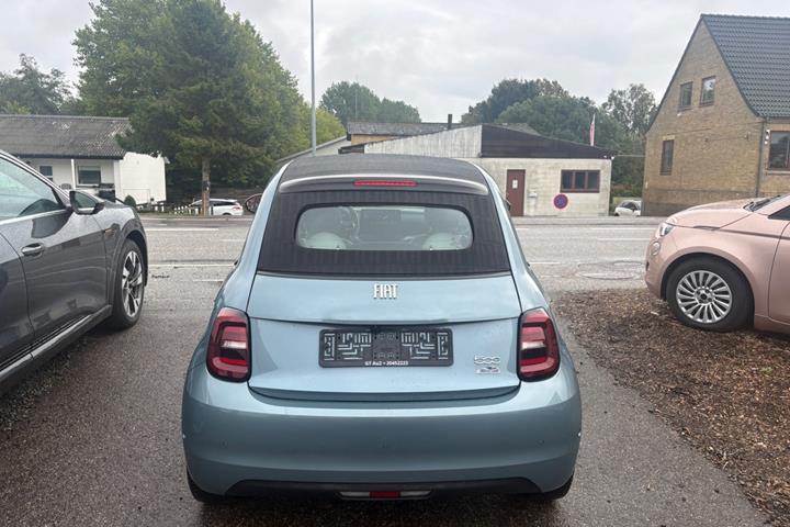 Blå Fiat 500e fra 2022
