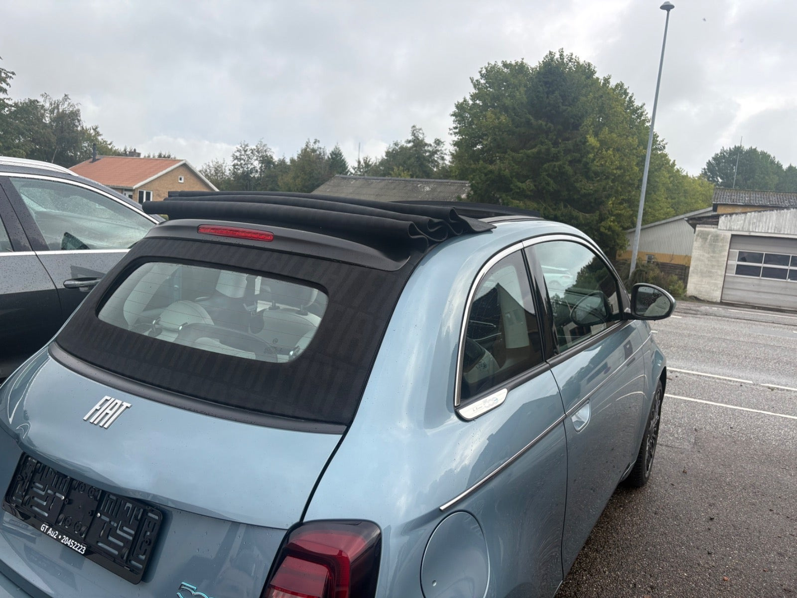 Blå Fiat 500e fra 2022