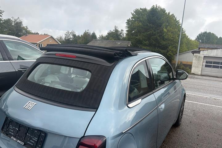 Blå Fiat 500e fra 2022