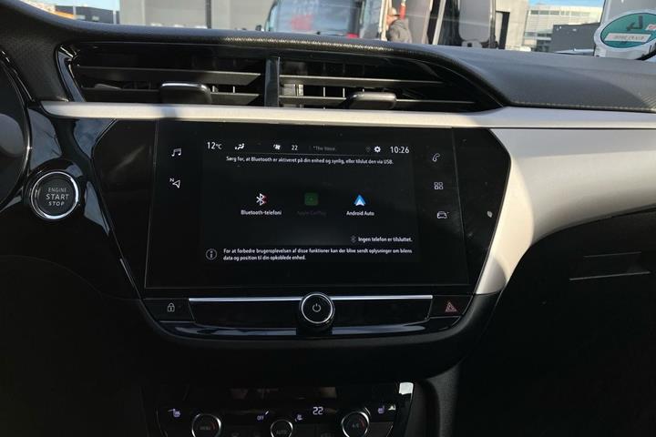 Blå Opel Corsa-e fra 2024
