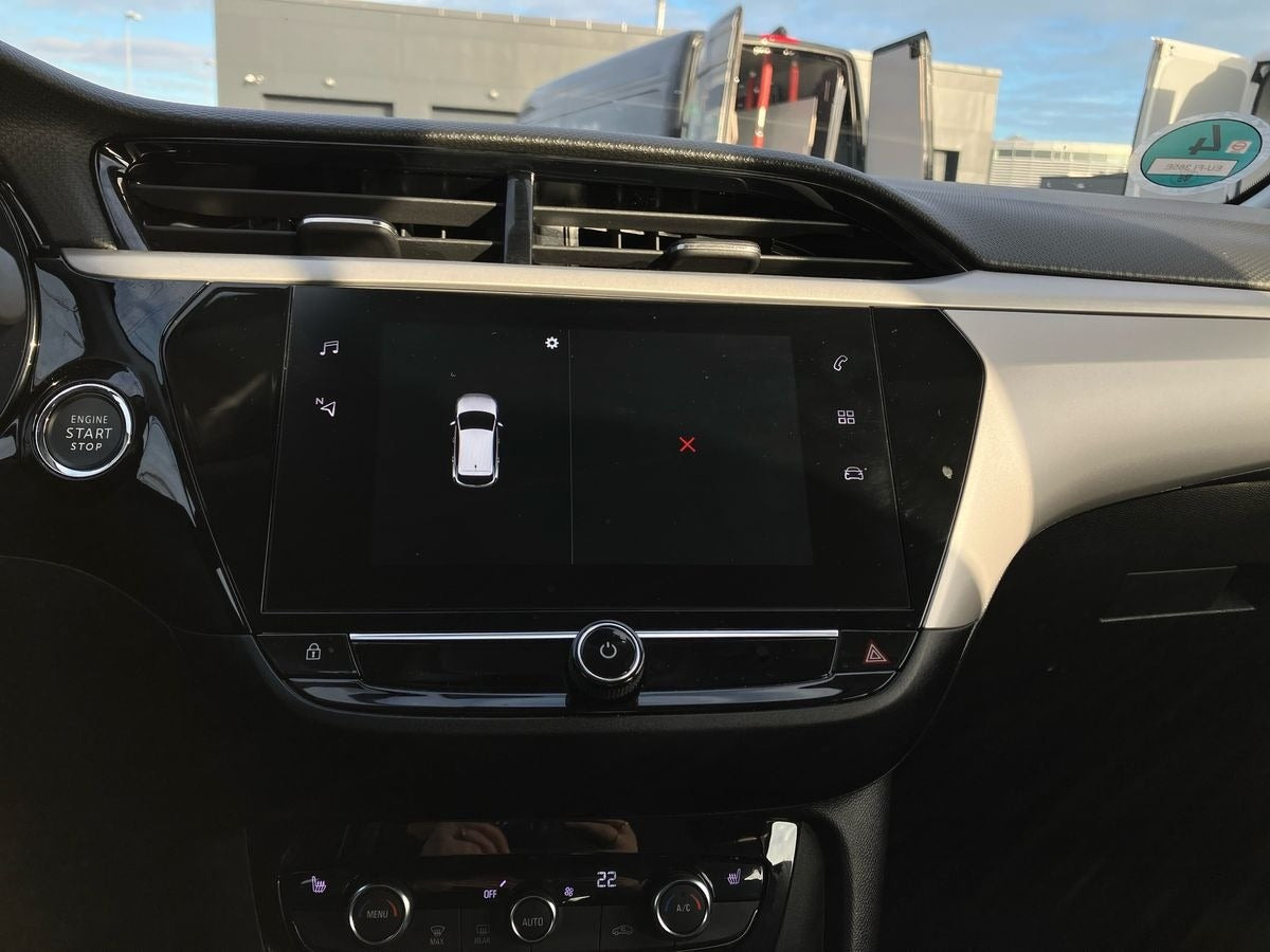 Blå Opel Corsa-e fra 2024