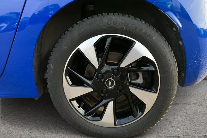 Blå Opel Corsa-e fra 2024
