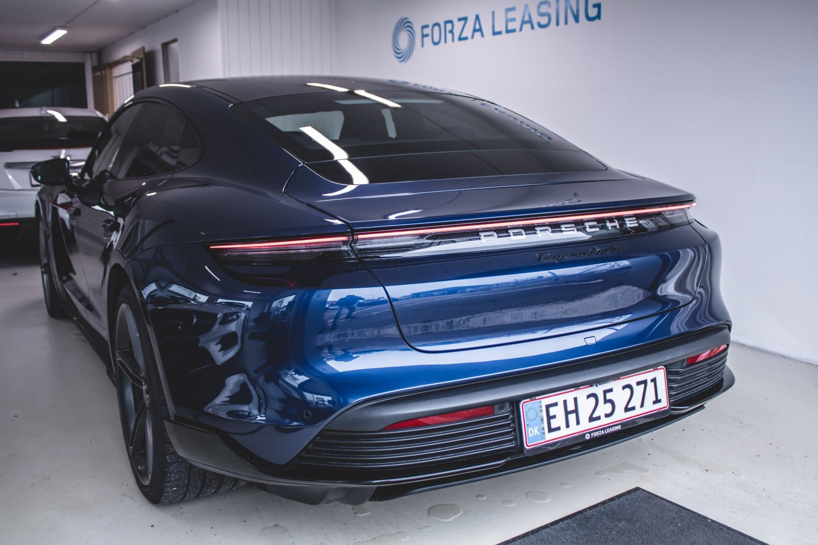 Hvid Porsche Taycan Turbo fra 2020