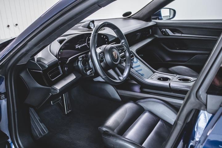 Hvid Porsche Taycan Turbo fra 2020