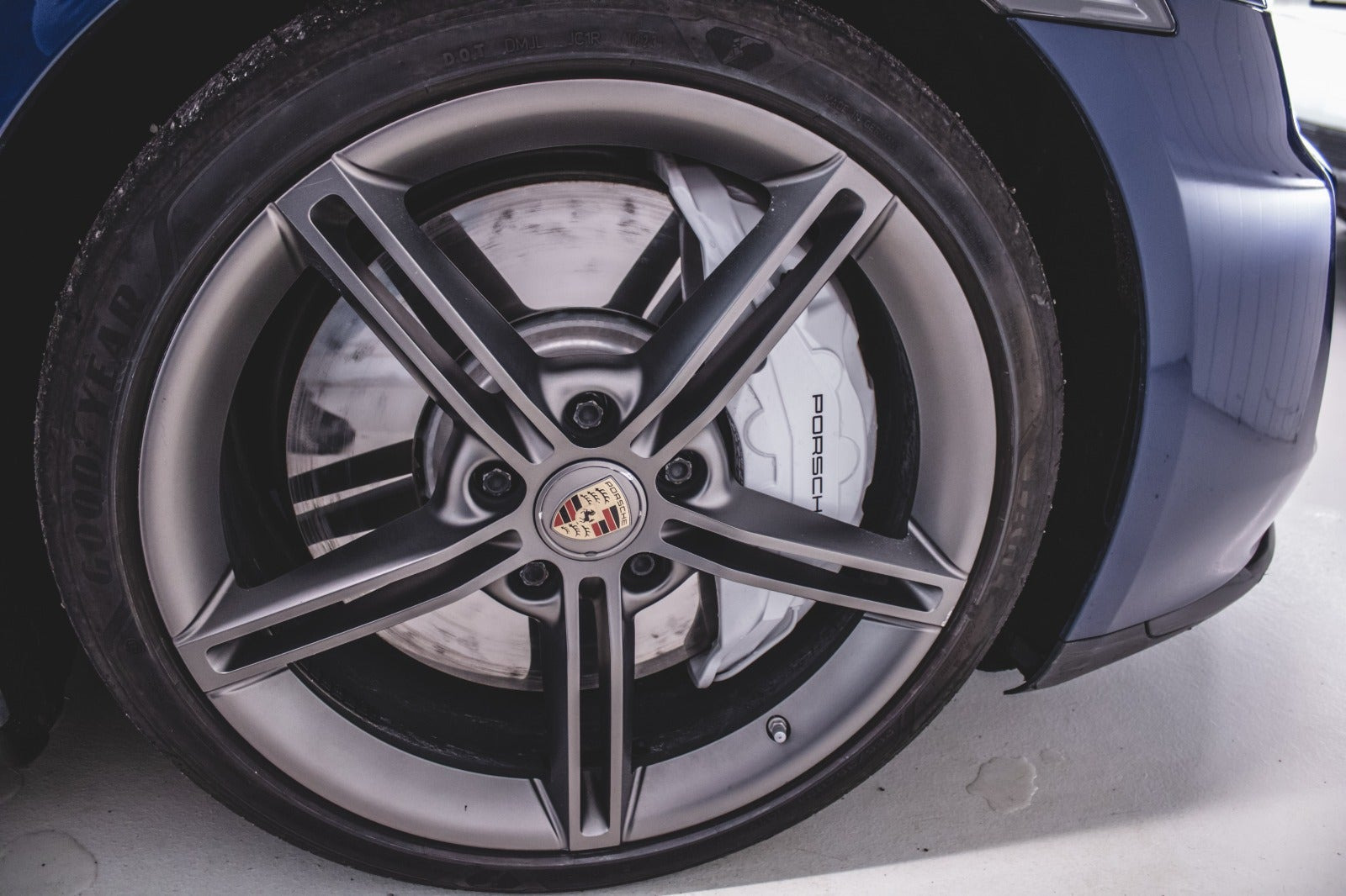 Hvid Porsche Taycan Turbo fra 2020