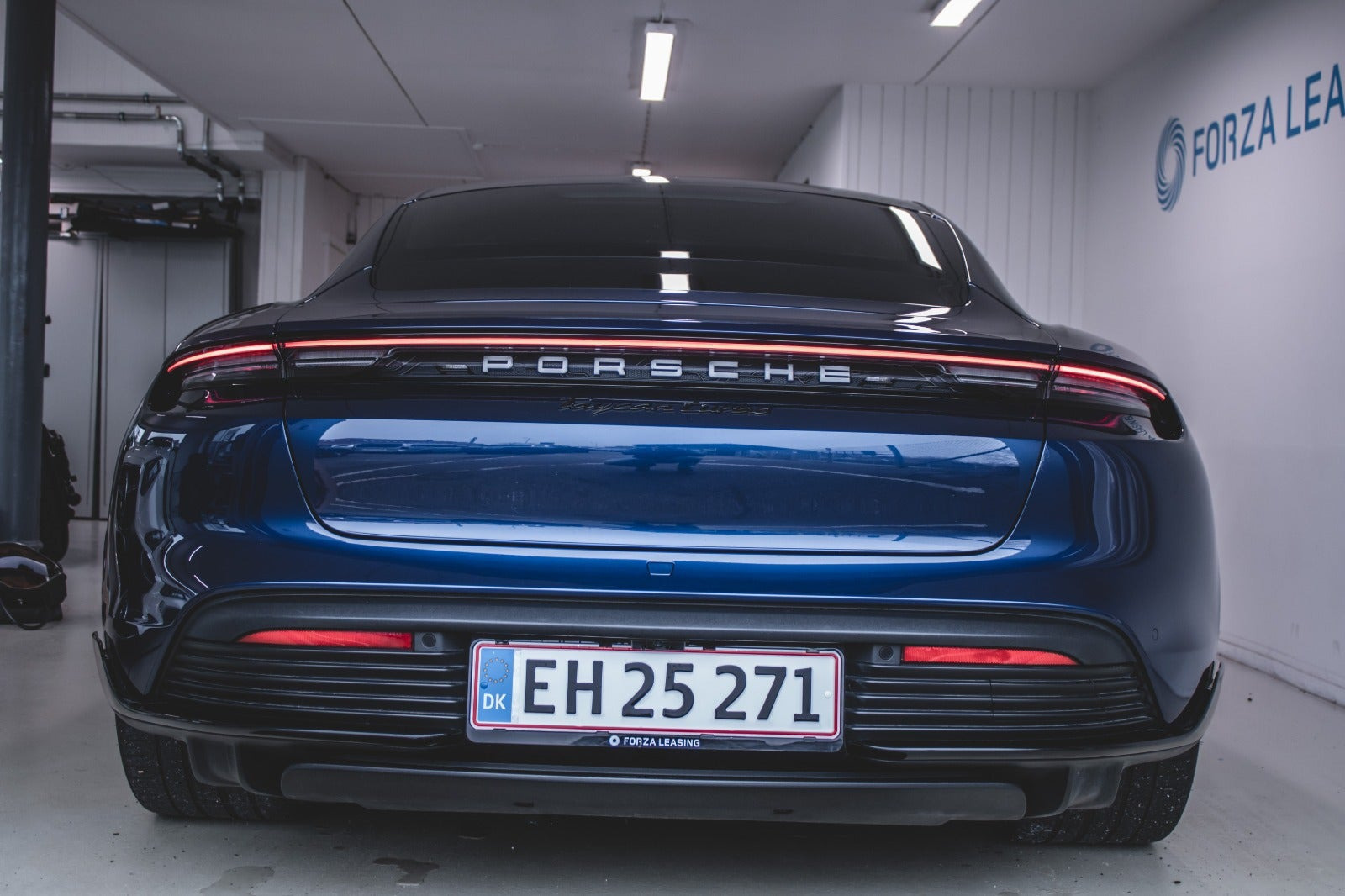 Hvid Porsche Taycan Turbo fra 2020