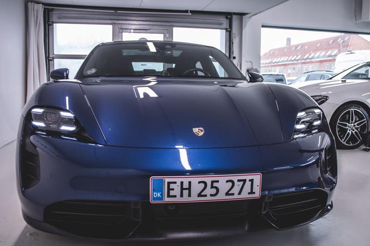 Hvid Porsche Taycan Turbo fra 2020