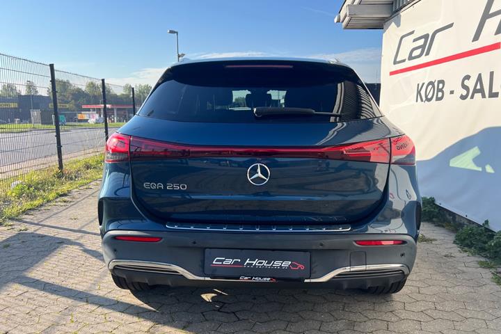 Blå Mercedes EQA250 fra 2022