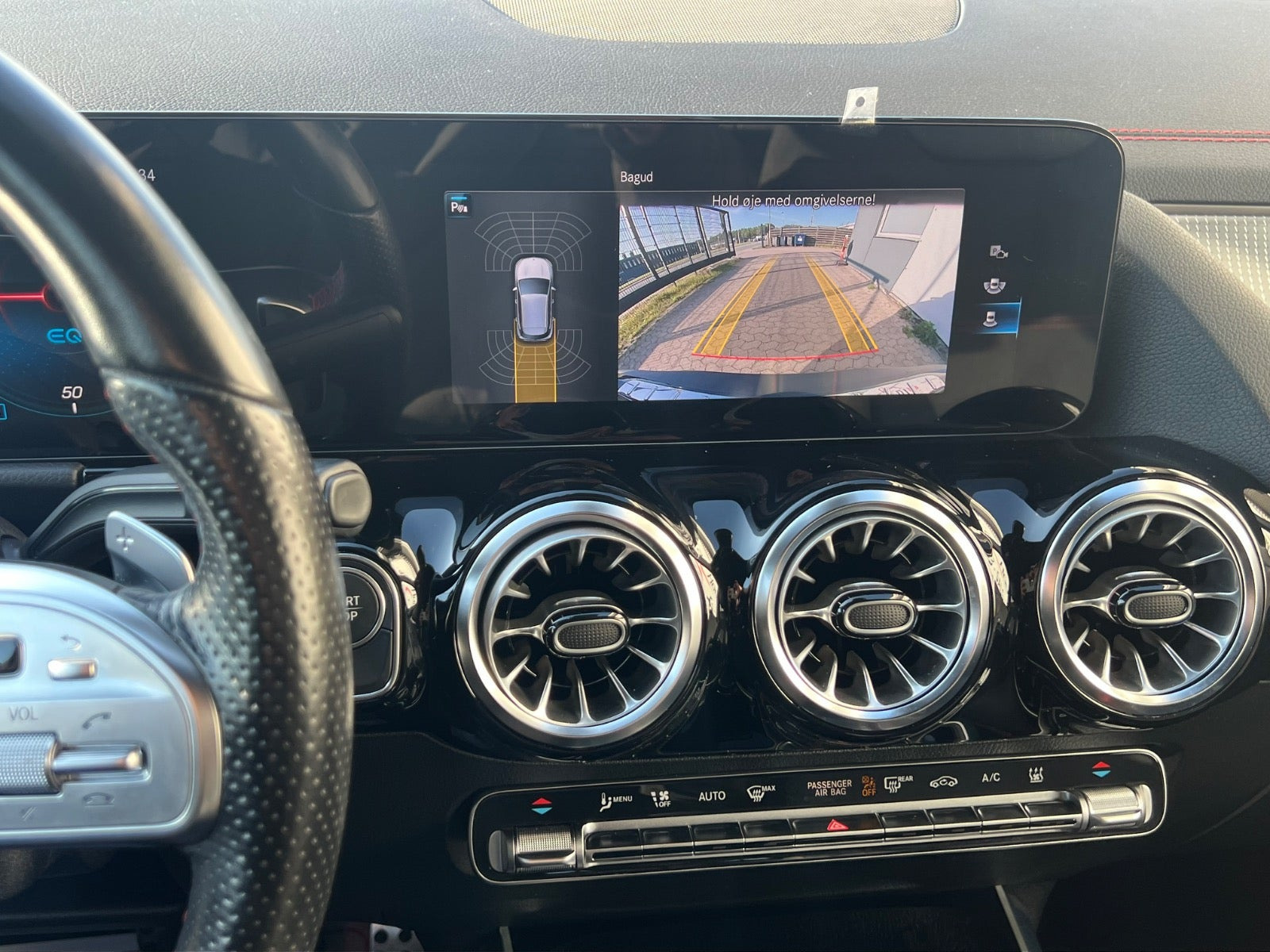 Blå Mercedes EQA250 fra 2022