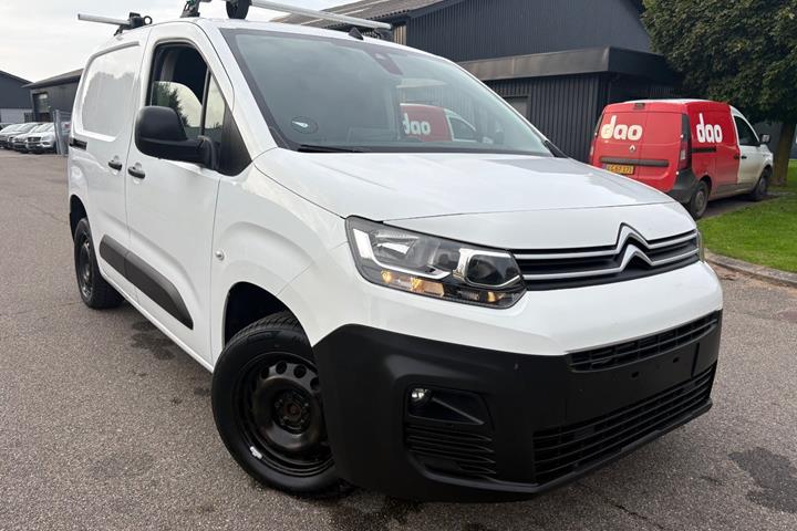 Hvid Citroën Berlingo fra 2021 set udefra