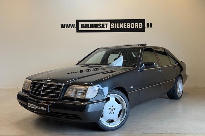 Gul Mercedes 600 SEL fra 1991