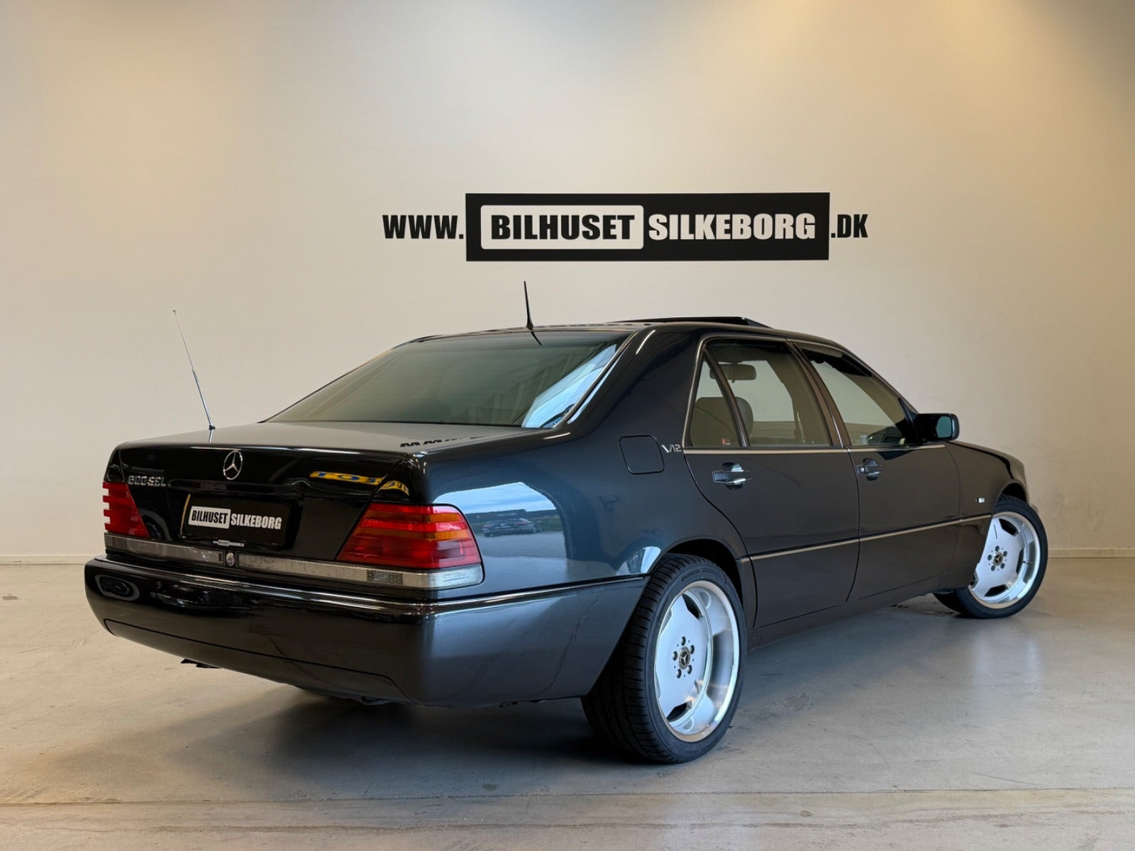 Gul Mercedes 600 SEL fra 1991