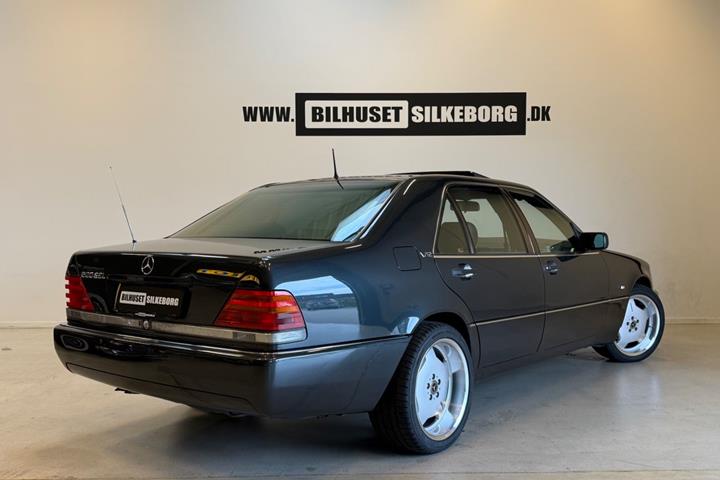 Gul Mercedes 600 SEL fra 1991