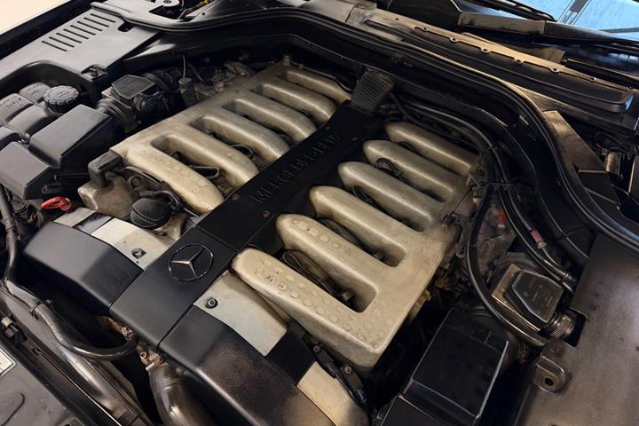 Gul Mercedes 600 SEL fra 1991