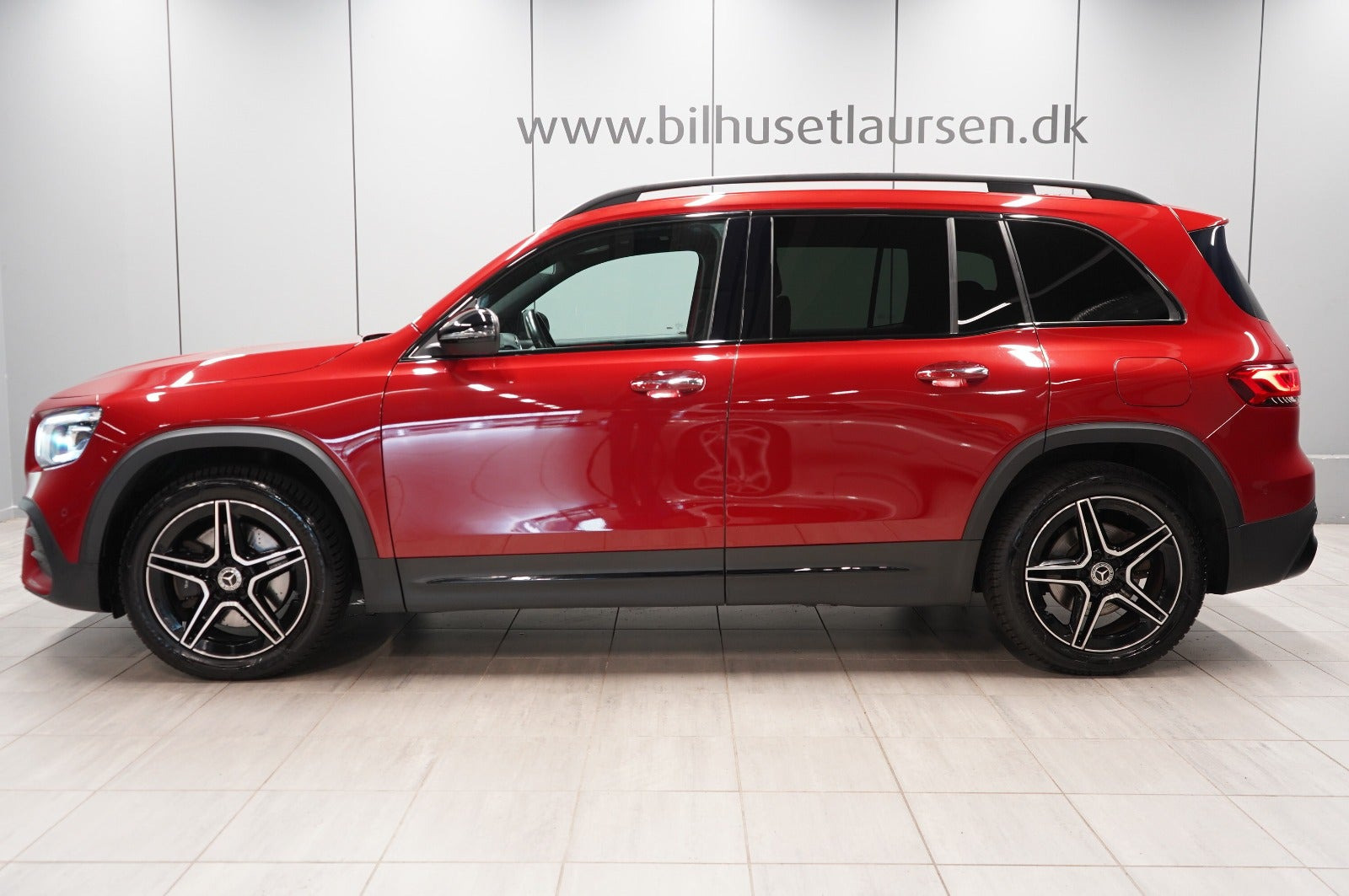 Rød Mercedes GLB220 d fra 2021