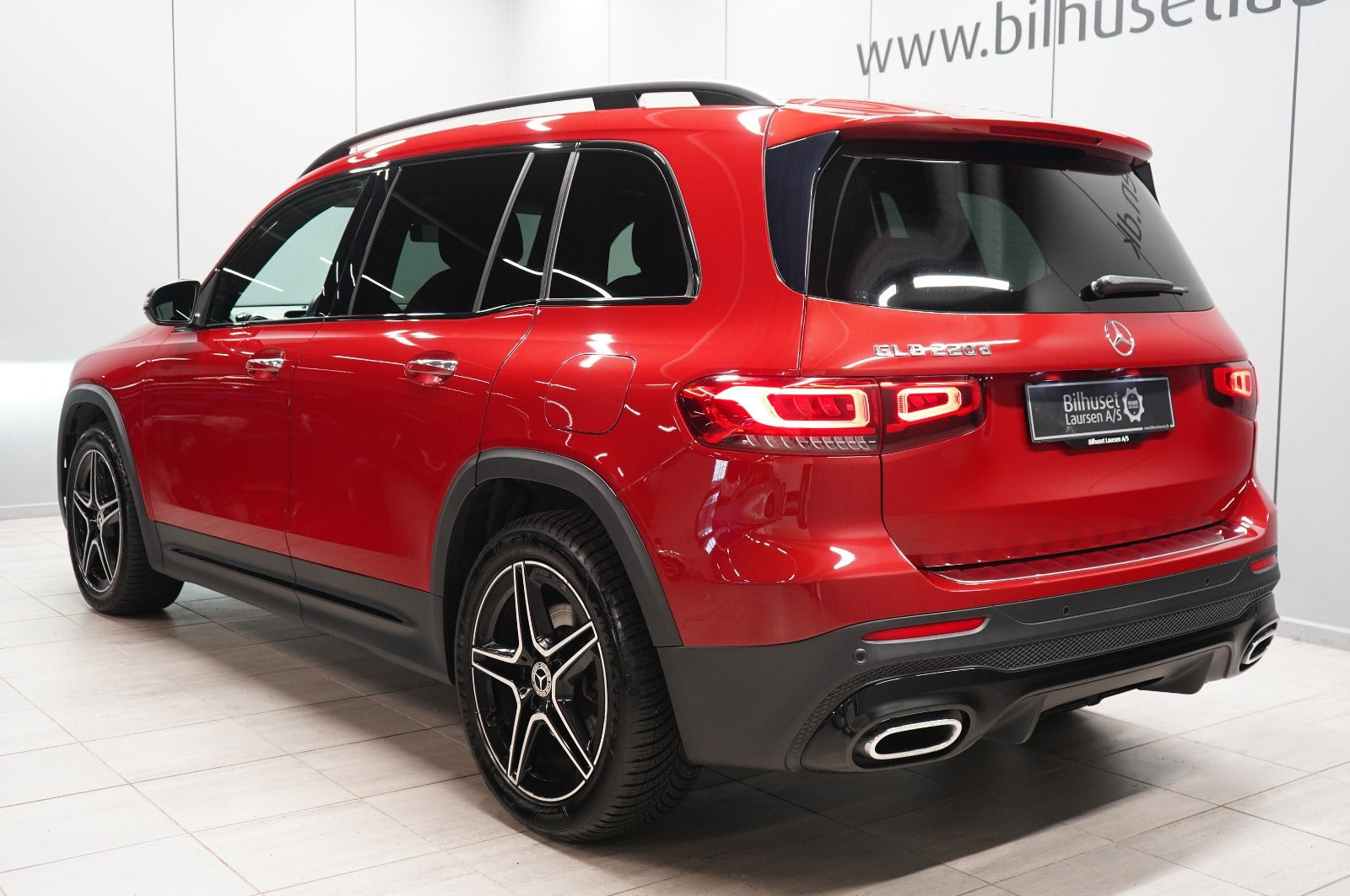Rød Mercedes GLB220 d fra 2021