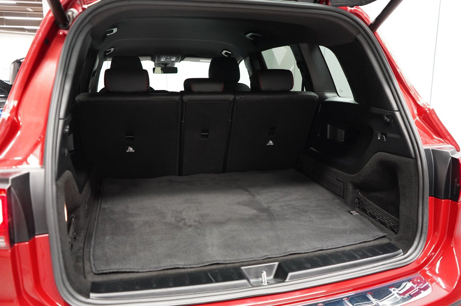Rød Mercedes GLB220 d fra 2021