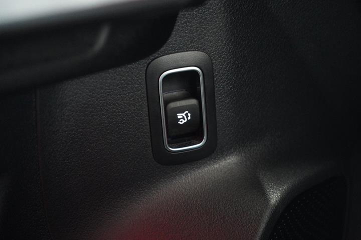 Rød Mercedes GLB220 d fra 2021