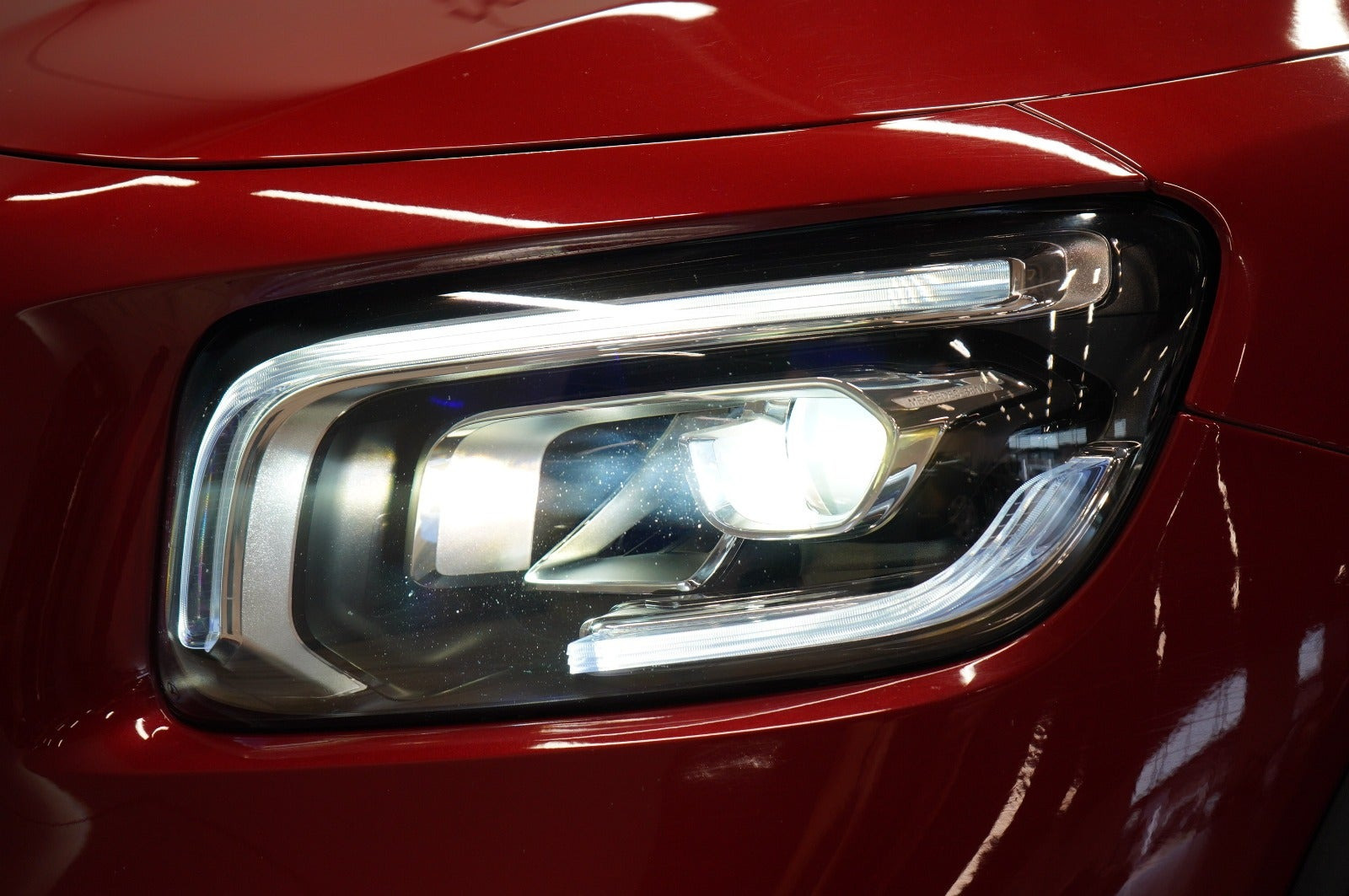 Rød Mercedes GLB220 d fra 2021