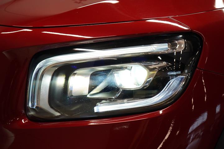 Rød Mercedes GLB220 d fra 2021