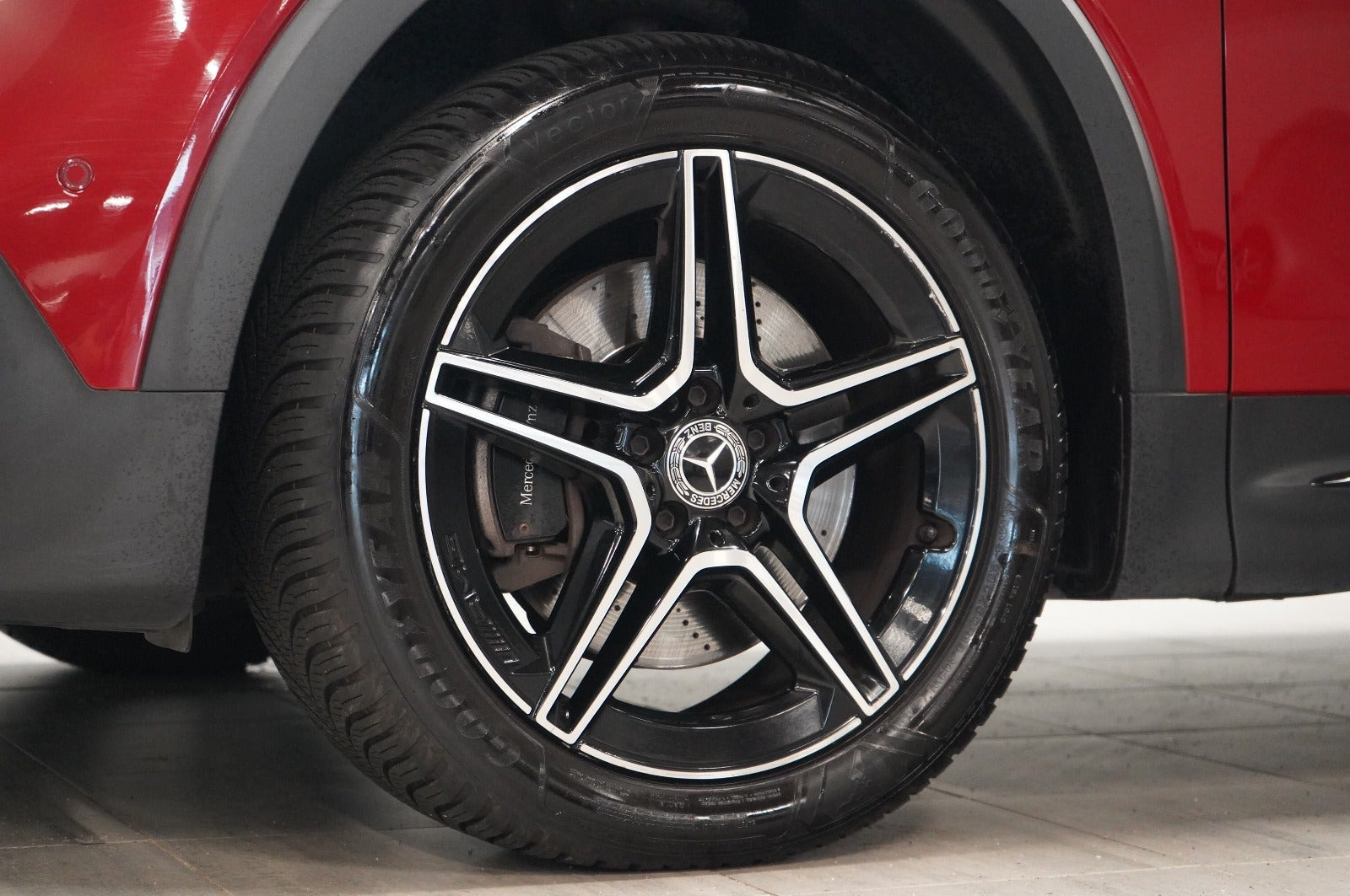 Rød Mercedes GLB220 d fra 2021